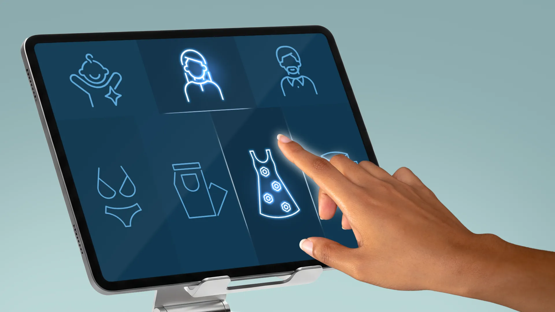 Hand wählt auf einem Tablet eine Bekleidungskategorie aus, symbolische Darstellung der Kategorienavigation und des Aufbaus einer Kategorieseite im Onlineshop